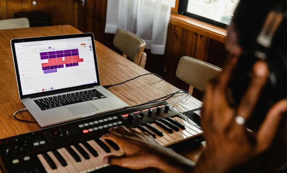 Ondas de sonido de un jingle siendo mezclado en una consola