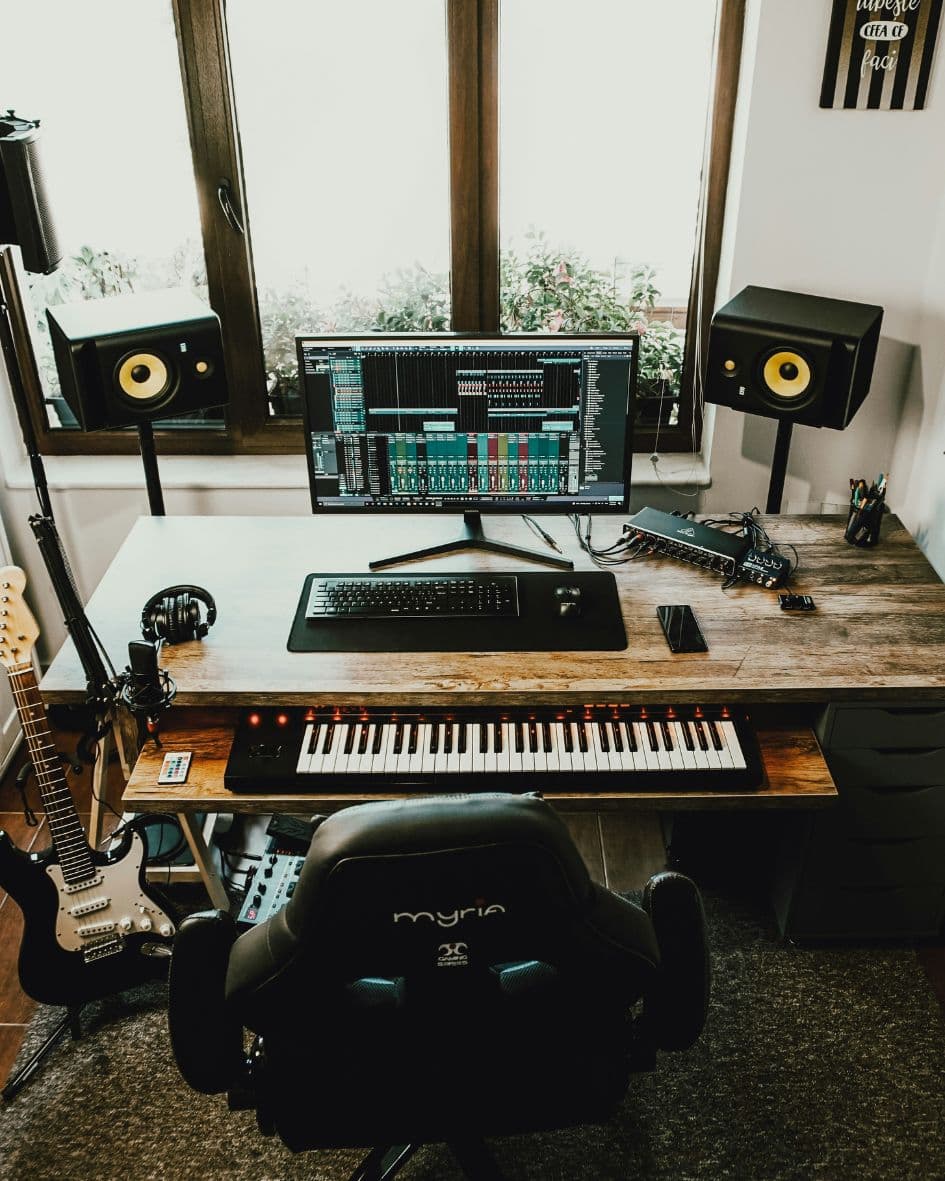 Músico componiendo un jingle en un estudio de grabación profesional