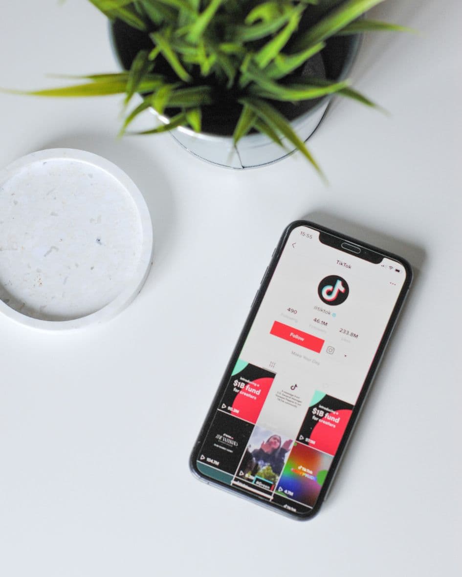 Estratega de Viralify analizando métricas de redes sociales