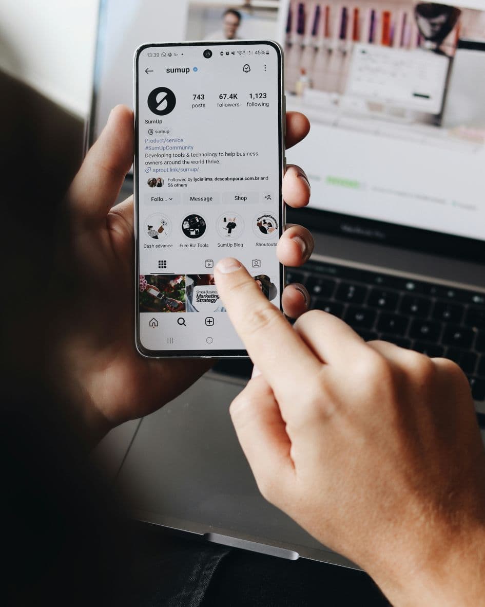 Pizarra con un plan de contenidos de redes sociales detallado.