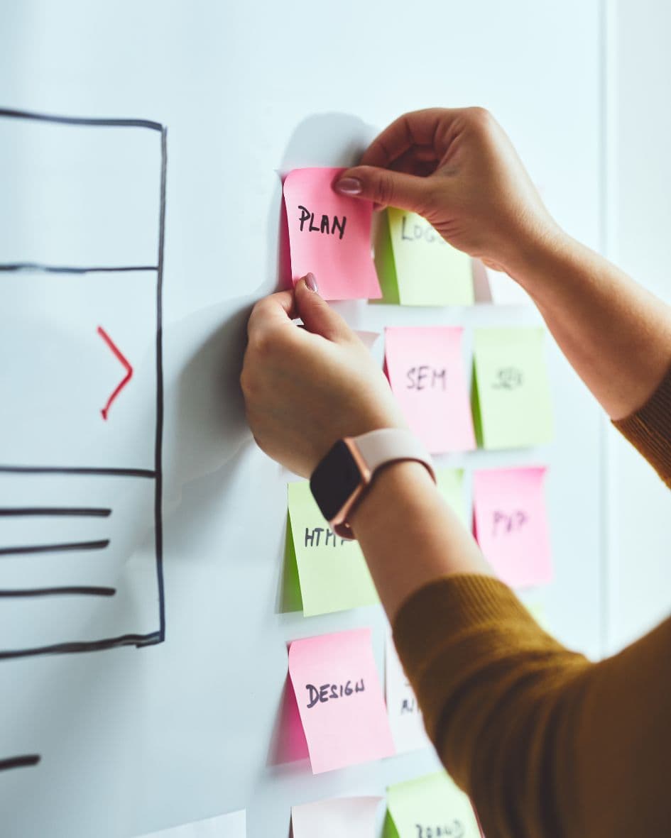 Guía de marca con ejemplos de uso correcto del logo y tipografía