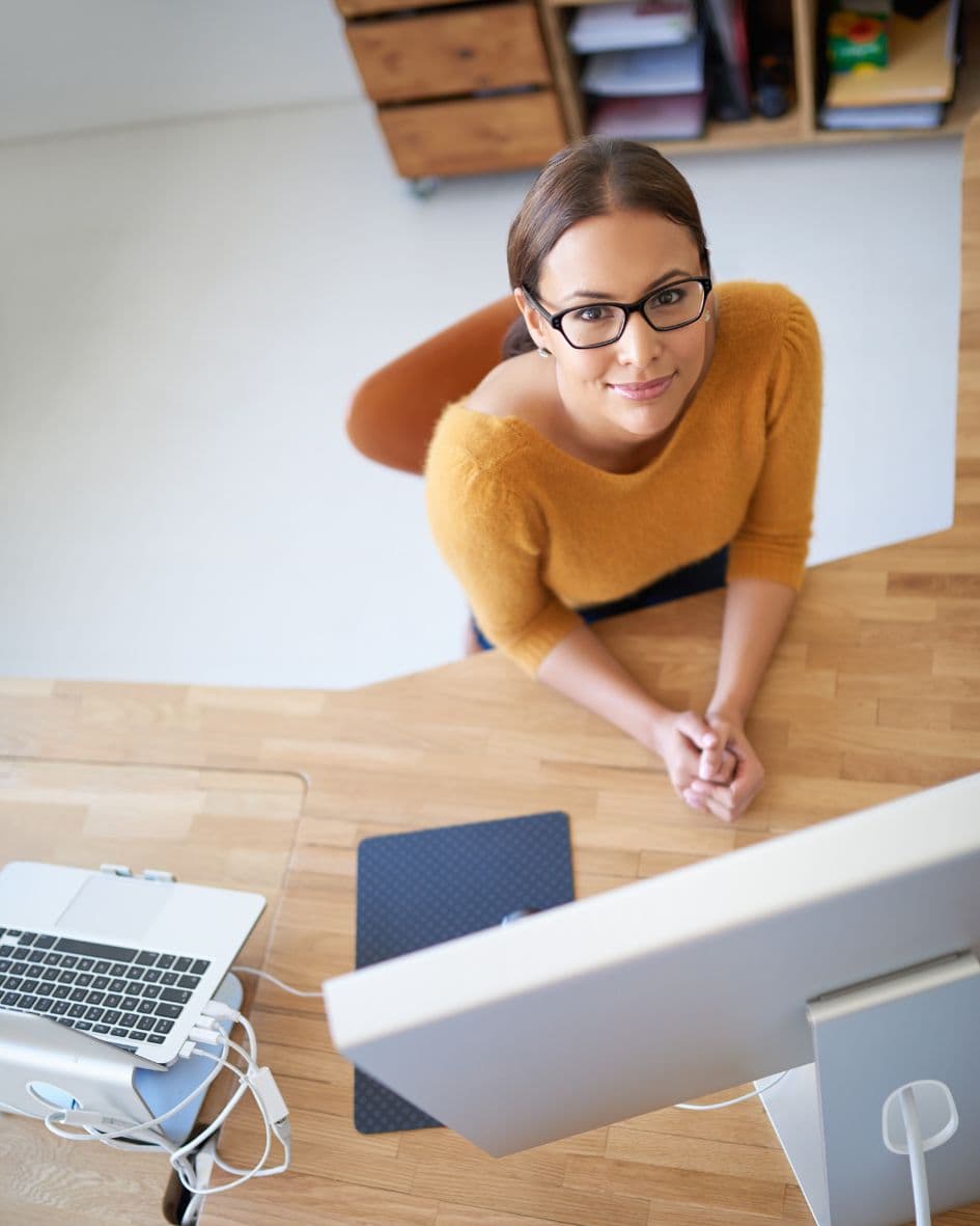 Desarrollador y cliente revisando el progreso de una web.