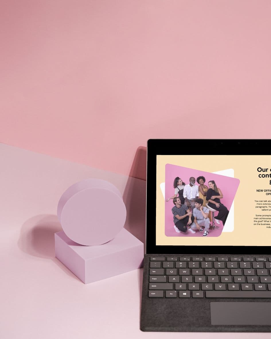 Paleta de colores presentada en un manual de marca elegante y moderno