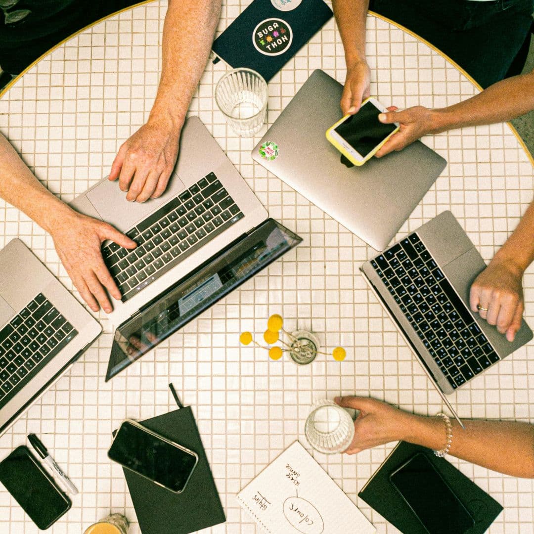El equipo central de Viralify en una sesión de brainstorming virtual, definiendo una estrategia de crecimiento.